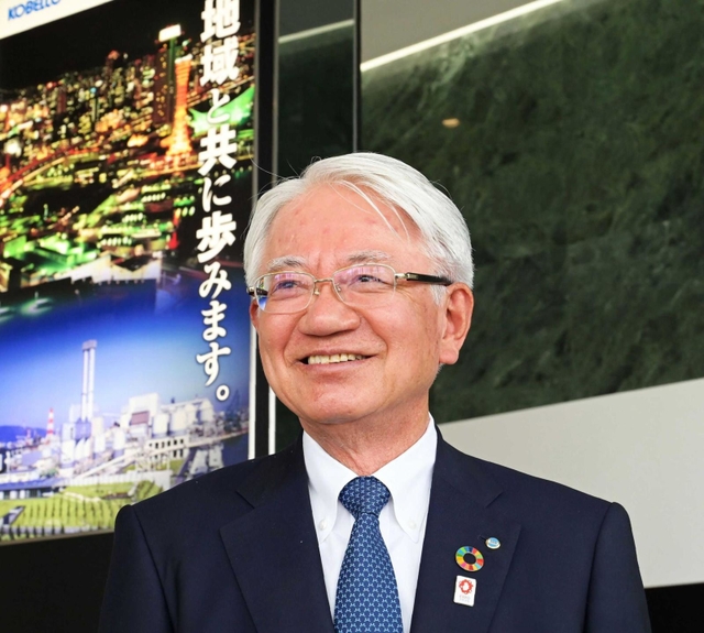 神戸製鋼所特任顧問で、神戸製鉄所の高炉休止を決断した川崎博也さん。鉄鋼事業が赤字見通しとなり、「単独で会社を存続させることを考えた。判断は正しかった」と振り返る＝神戸市中央区脇浜海岸通２、神鋼神戸本社（撮影・斎藤雅志）