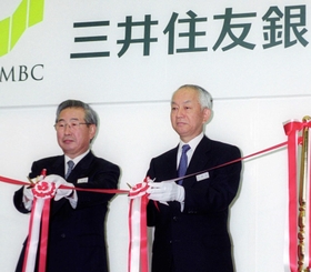 三井住友銀行の開業式典でテープカットする岡田明重会長（左）と西川善文頭取＝２００１年４月、東京都千代田区