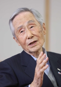 「太陽神戸銀になる際、スケールメリットとともに質的に範囲が大きくなるサイズメリットが重要と唱えた」と話す三井住友銀行名誉顧問の橋本俊作さん＝神戸市中央区浪花町、三井住友銀行神戸本部（撮影・三浦拓也）