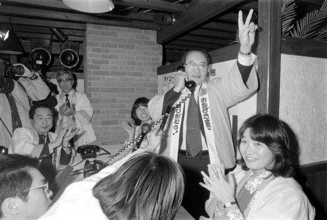売上高が１兆円に到達し、Ｖサインで喜ぶダイエーの中内功氏＝１９８０年２月１６日、神戸市生田区（現中央区）
