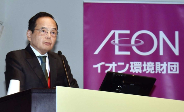 理事長を務める財団のフォーラムであいさつするイオンの岡田元也会長＝２０２３年１２月１２日、東京都渋谷区、国際連合大学