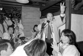 売上高が１兆円に到達し、Ｖサインで喜ぶダイエーの中内功氏＝１９８０年２月１６日、神戸市生田区（現中央区）