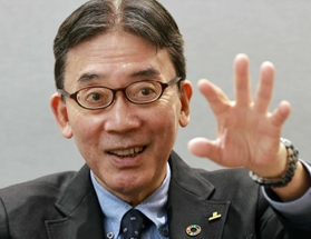 人口減が進む関西で「顧客を『深掘り』してシェアを拡大する」と戦略を語るエイチ・ツー・オーリテイリングの荒木直也社長＝大阪市北区（撮影・笠原次郎）