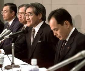 記者会見するジャスコの岡田卓也会長（右から２人目）。右端は社長に昇格する岡田元也専務＝１９９７年６月、千葉市美浜区の同社本社（社名、肩書はいずれも当時）
