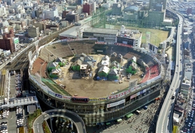 住宅展示場になった大阪球場。主人公の刑事が手がかりをつかむ重要な舞台となる＝１９９１年３月、大阪市浪速区