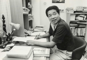 「労働貴族」を書いた頃。「（業界紙記者と作家の）二足のわらじを履いた分、集中して仕事をしていました」＝１９８３年、東京都世田谷区（本人提供）