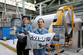 ガラス瓶を原材料にした人工軽石の製造装置の前に立つ神洋鉄工の若林良則社長（左）と、久保田真幸工場長＝神戸市兵庫区遠矢浜町、神洋鉄工