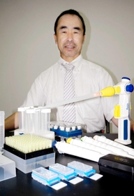 深江化成が手掛ける検査用品を紹介する木村昌一社長＝神戸市西区室谷２