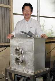 開発した「鮮度維持装置」と、永光産業の太田稔宏社長＝加古川市平岡町高畑
