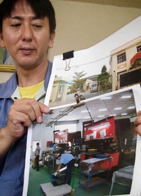 増強中のベトナム工場の写真を示す大島要専務＝三木市志染町吉田、大島本社工場