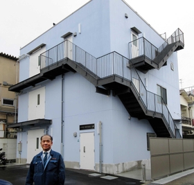 六甲電子が３月に稼働した新工場。「半導体業界は特有の好不況の波があり、投資のタイミングが鍵となる」と話す小林秀守社長＝西宮市中島町
