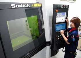 伊福精密が導入した金属３Ｄプリンター。金属粉末にレーザーを照射し、溶かし固める作業を何層にも重ね、造形する＝神戸市西区伊川谷町潤和、同社