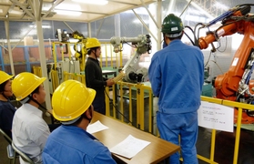 ロボットテクニカルセンターで実施されている安全教育講習。東京でも同様の講習を行い、人材育成を図る＝西宮市朝凪町（高丸工業提供）