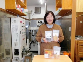野菜・果物チップスを手にするアトラステクノサービスの鯛かおる社長＝神戸市西区神出町広谷、アトラステクノサービス