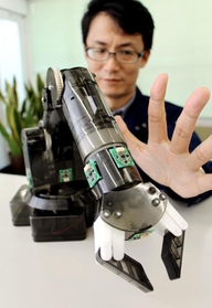 表面にセンサーを貼り付けた実演機。手を近づけると、その動きを検知して動きが止まる＝神戸市中央区元町通５