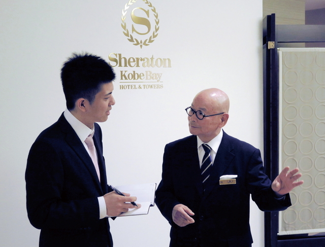 「和」をテーマにしたホテルの戦略について語る三輪谷光雄総支配人（右）