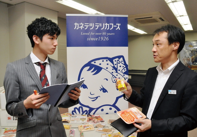 多彩な練り物製品の魅力を話す宮田健一人事総務課長（右）