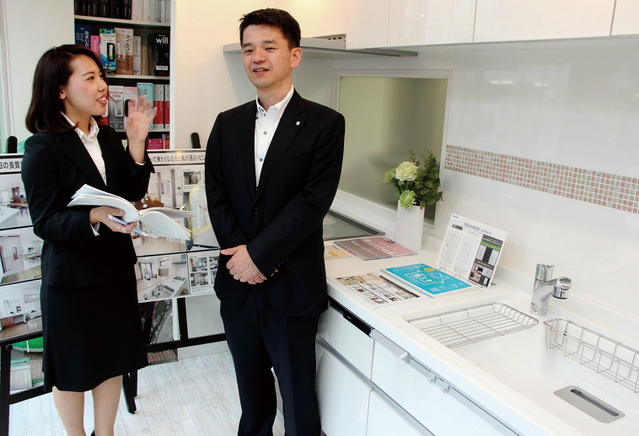 事業について学生に説明する中山勇人社長（右）