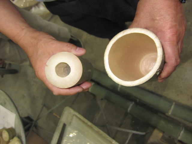 日本の竹（右）に比べて肉厚のタイの竹