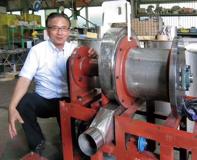 竹粉砕機について説明する宝角勝利代表取締役