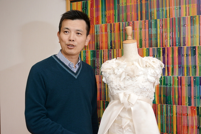 播州織のウエディングドレスと小澤國秀社長