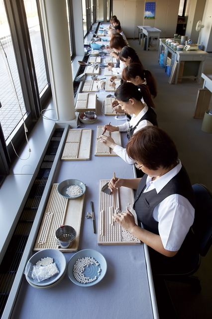 真珠ネックレスの製作風景