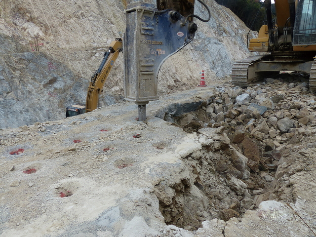 「かち割り君」を使った岩盤掘削作業