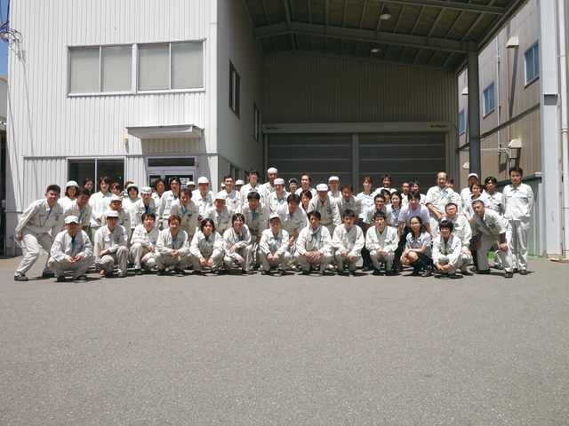 本社前に集まった従業員