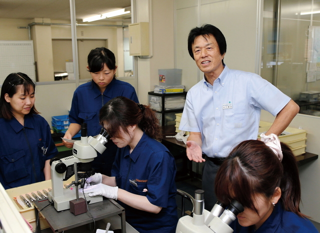 現場で社員に声を掛ける山下健治社長（右から２人目）