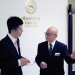 「和」をテーマにしたホテルの戦略について語る三輪谷光雄総支配人（右）