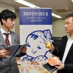 多彩な練り物製品の魅力を話す宮田健一人事総務課長（右）