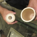 日本の竹（右）に比べて肉厚のタイの竹