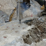 「かち割り君」を使った岩盤掘削作業