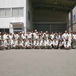 本社前に集まった従業員