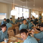 明るい雰囲気の社員食堂