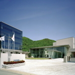 創業５０周年の２００４年に完成した本社社屋