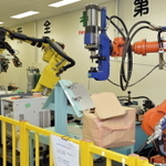産業用ロボットが並ぶ尼崎ロボットテクニカルセンター