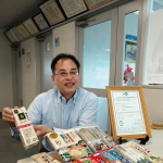 自社製品について説明する井上位一郎社長