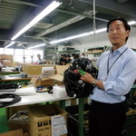 ワイヤハーネスを手に企業理念などを話す米田昭彦社長