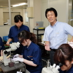 現場で社員に声を掛ける山下健治社長（右から２人目）