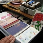 窓口業務を終えた夕刻の事務所。四季折々の図柄の便箋が所狭しと並ぶ課長席の引き出し。顧客からの返事が励みに＝神戸市垂水区舞子台６、みなと銀行舞子支店