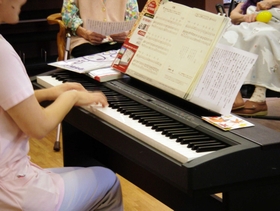 歌の会で使う電子ピアノ。平川さんの伴奏に合わせ、入居する高齢者が思い思いに口ずさみ、楽器を鳴らす＝神戸市東灘区本山南町３、エレガーノ甲南