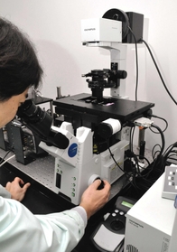 体内の異常を見つける蛍光顕微鏡。独自の工夫を凝らすのは「より微細な違いや異常を見つけるため」。医療現場での実用化を目指す＝神戸市西区高塚台４、シスメックス「テクノパーク」