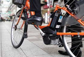 黒田主査が「乗務」する電動アシスト自転車。商店街や町工場へ、小回りを利かせる＝神戸市長田区