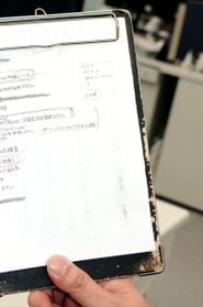 10年間愛用したため、ペンを持つ右手の当たる部分が色落ちしたバインダー＝神戸市中央区江戸町