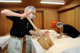 蒸した酒米の山にこうじ菌を振りかけて混ぜる際、適量に切り分ける「ぶんじ」＝神戸市東灘区御影塚町１、神戸酒心館