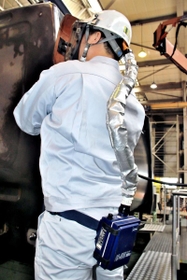 溶接作業に欠かせない電動ファン付き呼吸器具。工場見学者からは必ずと言っていいほど、この器具についての質問が出るという＝三木市別所町巴、極東開発工業三木工場
