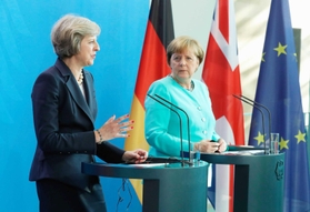 欧州の政治史に刻まれる女性政治家たち。会見するドイツのメルケル首相（右）と英国のメイ首相＝２０１６年、ベルリン（肩書は当時）