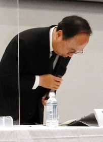不正問題で謝罪する三菱電機の漆間啓社長＝５月２５日、東京都千代田区