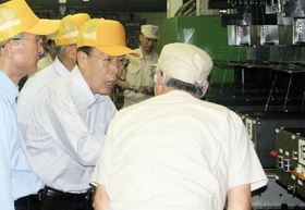 工場を視察するセーレンの川田達男氏＝２００７年、福井県鯖江市（同社提供）